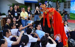 Không cần âm thanh, sinh viên tạo nên sân chơi rộn ràng cho trẻ khiếm thính