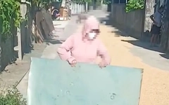 Clip người phụ nữ mang tôn, gỗ chặn đường ô tô để phơi lúa
