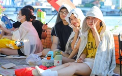 Hàng ngàn người đội nắng bên bờ sông Hàn chờ khai mạc pháo hoa quốc tế