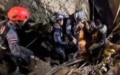 Video người đầu tiên được giải cứu khỏi hang động hiểm trở, ngập nước tại Lào