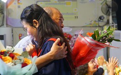 Đằng sau nụ cười trong ngày trưởng thành là nghị lực của cả một gia đình