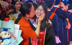 Những khung hình ấm áp ngày ra trường của teen 'nhà J' 