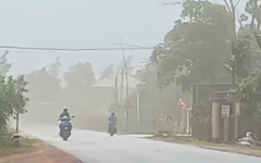 Người dân khổ sở vì bụi đất từ công trường sân bay Quảng Trị phủ đầy nhà cửa