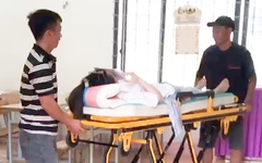 Nữ sinh nằm băng ca làm bài thi THPT, được xe cứu thương đưa đón
