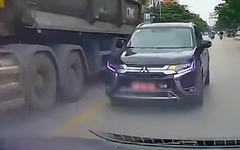 Video xe biển đỏ vượt ẩu: Tài xế bị xử phạt 5 triệu, trừ 2 điểm bằng lái