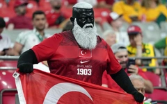 CĐV Thổ Nhĩ Kỳ gây sốt ở World Cup 2026 với diện mạo lạ mắt