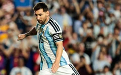 Messi lập hat-trick, đương kim vô địch Argentina ra quân thuận lợi