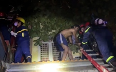 Cứu hai người lớn và bé gái 4 tuổi mắc kẹt trong ngôi nhà cháy ở Thanh Hóa