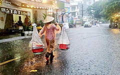 Chiếc đòn gánh gánh tuổi thơ của chị em tôi đi qua những mùa đời
