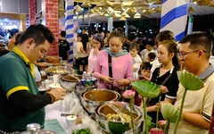 Chật kín du khách trải nghiệm ẩm thực đêm khai mạc lễ hội sen