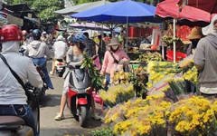 Tiểu thương ngóng khách Tết Đoan ngọ, bánh ú, trái cây  ê hề