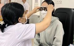 Cận thị học đường tăng vọt, TP.HCM ghi nhận hơn một nửa học sinh mắc tật khúc xạ