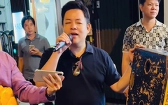 Quang Lê hát loa kẹo kéo ở đường phố gây sốt