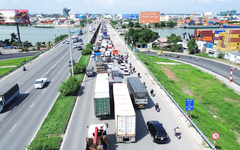 Cầu Đồng Nai bị thu hẹp để sửa chữa nên kẹt xe, khuyến cáo tài xế chọn lộ trình phù hợp