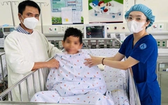 Giám đốc Sở Y tế TP.HCM xúc động khi bé trai cận kề cửa tử đã được cứu sống kỳ diệu