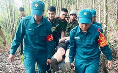 Cứu hộ nam du khách Đức đi phượt bị tai nạn gãy chân ở núi Hóc Chanh