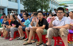 200 thiếu nhi phường Bình Đông xem phim điện ảnh giữa sân trường
