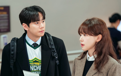 Lee Jun Young hoán đổi thân xác khó đỡ trong Reborn rookie