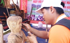 Thú vị xem người Bhnong thi tài điêu khắc tượng gỗ