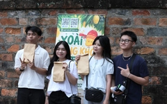 Sĩ tử Hà Nội xếp hàng nhận xoài tại Văn Miếu - Quốc Tử Giám