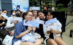 Người hâm mộ xếp hàng chờ Tóc Tiên, Isaac, Trúc Nhân tại E-Concert tối 6-6