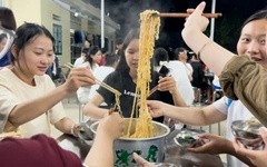 Học sinh vùng cao Bắc Hà ôn thi xuyên đêm, thầy cô nấu mì tiếp sức