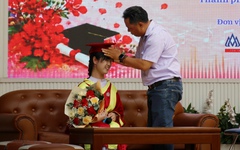 Nữ sinh khiếm thị Tây Thạnh bật khóc ở lễ tri ân: 'Em chưa từng bị bỏ lại phía sau'