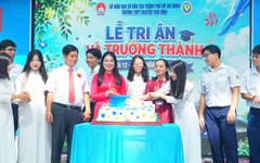 Cô hiệu trưởng Trường THPT Nguyễn Thái Bình gửi gắm ba lời dặn đến học trò trước ngày chia tay