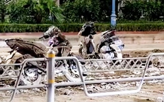 Truy tìm ô tô làm rơi đất ra đường gần cầu Nhật Tân khiến 2 người đi xe máy bị ngã