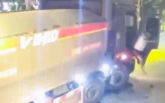 Video xe tải cố vượt đường ngang khi cần chắn đã hạ, bị tàu SE19 húc văng