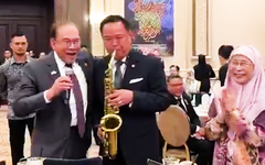 Video Thủ tướng Thái Lan thổi kèn saxophone trong chuyến thăm Malaysia