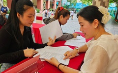 Phụ huynh TP.HCM nhận phiếu báo nhập học lớp 1 và 6, có thật không?