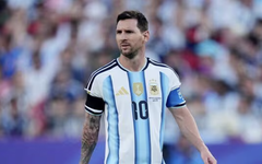 Vì sao Messi đeo băng đen trong trận tứ kết World Cup 2026?