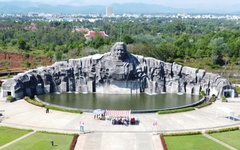 Có gì trong lòng tượng đài Mẹ Thứ mà nhiều người tới đều rưng rưng?