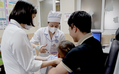 Đùa nghịch, bé trai 6 tuổi bị viên bi sắt bắn qua mắt vào sát nền sọ