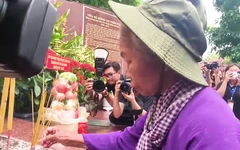 Video gia đình nhận thân nhân liệt sĩ Huỳnh Văn Quên đến công viên Lê Thị Riêng thắp nhang 