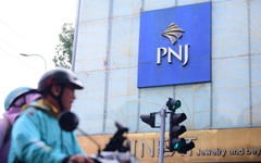 VN-Index kết phiên trong sắc xanh ngoạn mục, PNJ bất ngờ 'tím trần'