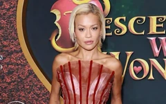 Rita Ora diện đầm đỏ của Đỗ Long trên thảm đỏ Hollywood