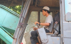 Nghề lái máy tìm nguồn nước đang gặp lúc 'trúng mùa'