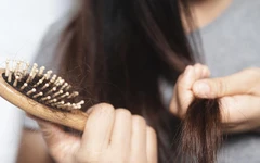 Rụng tóc nhiều, khám da liễu hay nội tiết?