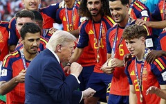 Nấn ná ở lại với đội Tây Ban Nha, Tổng thống Trump bị... mời khỏi bục trao giải