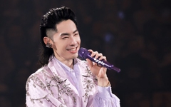 Mỹ nam Vườn sao băng diện thiết kế của Trần Hùng trong tour concert quốc tế