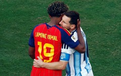 Khoảnh khắc 'chuyển giao' Messi - Yamal gây sốt làng bóng đá