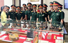 Xúc động, biết ơn khi xem những chiếc ba lô, bức thư tay, giấy báo tử của liệt sĩ