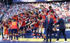 FIFA cắt bỏ hình Tổng thống Donald Trump khỏi ảnh của tuyển Tây Ban Nha