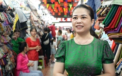 Thương nhân treo bảng giảm giá, xúng xính áo bà ba, áo dài mừng chợ Tân Định tròn trăm tuổi