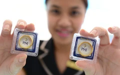Giá vàng thế giới tăng mạnh, trong nước giảm, vì sao?