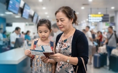 Hướng dẫn chuẩn bị giấy tờ đi máy bay cho trẻ dưới 14 tuổi theo quy định mới nhất