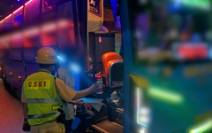 Xe khách giường nằm không có búa thoát hiểm, tài xế loay hoay đi tìm