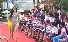 Để thí sinh hoa hậu trình diễn bikini trước mặt học sinh, ban tổ chức xin lỗi